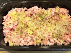 Alle Zutaten für Griebenschmalz in eine Reine geben-Die Frau am Grill