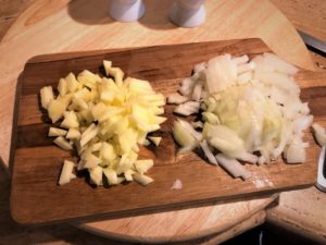 Apfel und Zwiebel in Würfel geschnitten-Griebenschmalz-Die Frau am Grill
