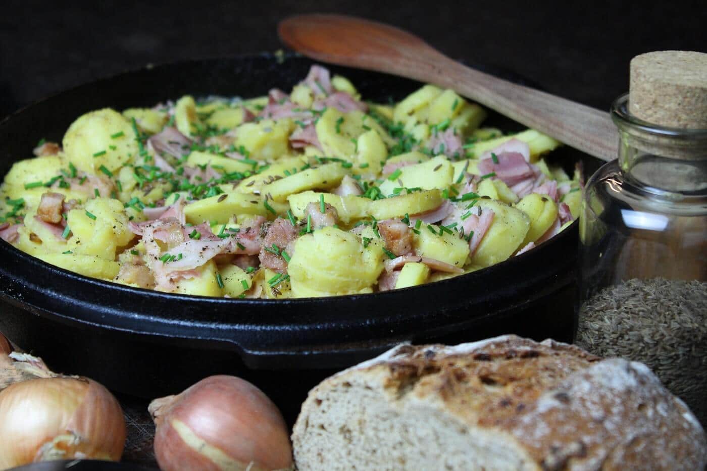 Bauernfrühstück - die frau am grill
