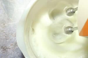 Eier trennen und das Eiwei&szlig; steif schlagen