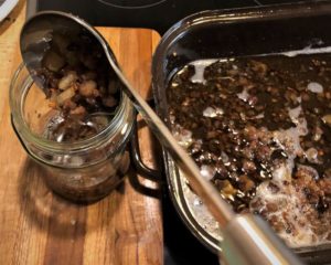 Griebenschmalz noch heiß in Gläser füllen-Die Fraua m Grill