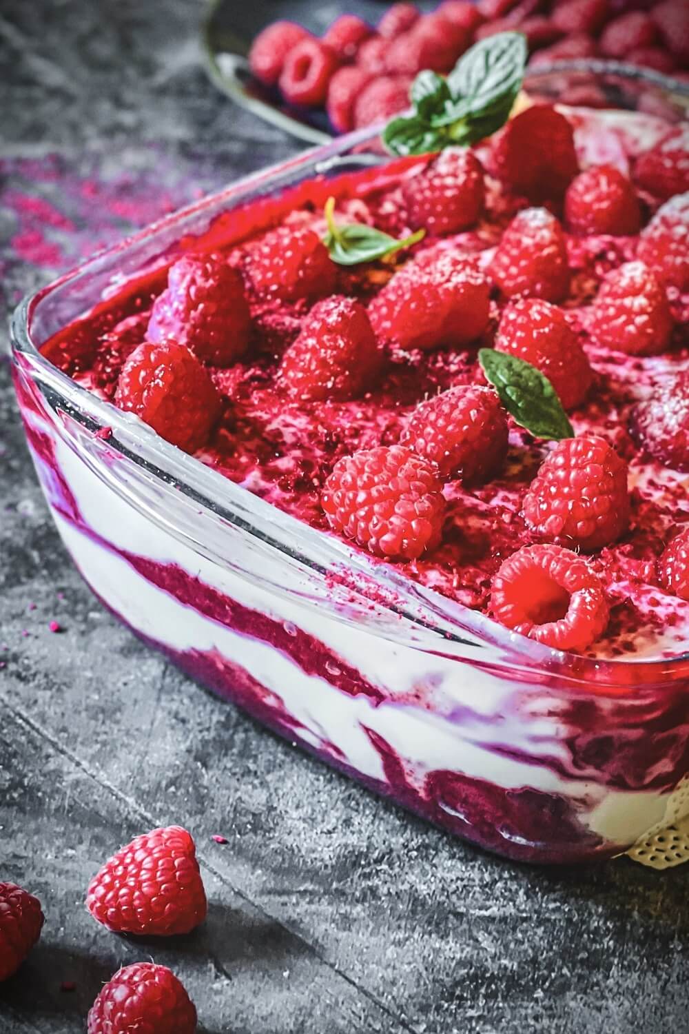Himbeer tiramisu mit gefrorenen himbeeren