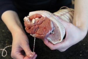 K&uuml;chengarn &uuml;ber das Ende f&uuml;hren rollbraten - die frau am grill