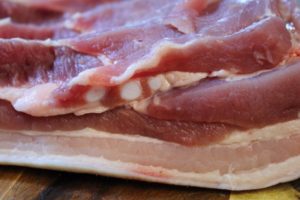 Knorpel beim Schweinebauch entfernen - die frau am grill