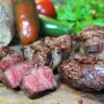 New York Strips grillen - die frau am grill