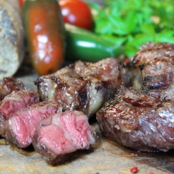 New York Strips grillen - die frau am grill