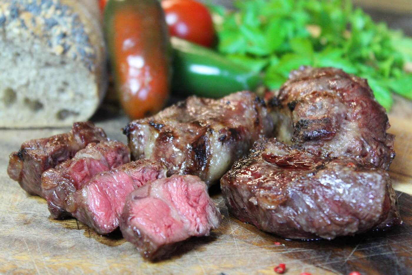 New York Strips grillen - die frau am grill