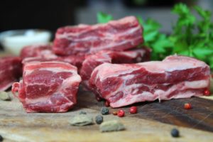 New York Strips roh - die frau am grill