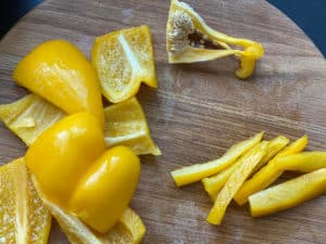 Paprika-entkernen-und-in-Streifen-schneiden