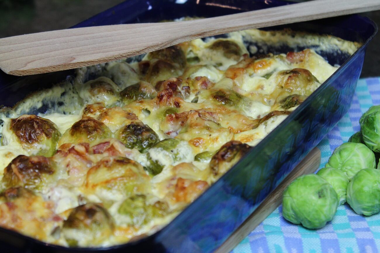 Rosenkohlauflauf mit Speck Kartoffeln und Käse überbacken - die frau am grill