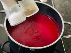 Rote Bete Suppe mit Salz und Pfeffer abschmecken