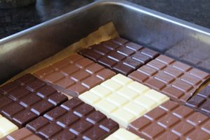 Schokolade im Blech auslegen - die frau am grill