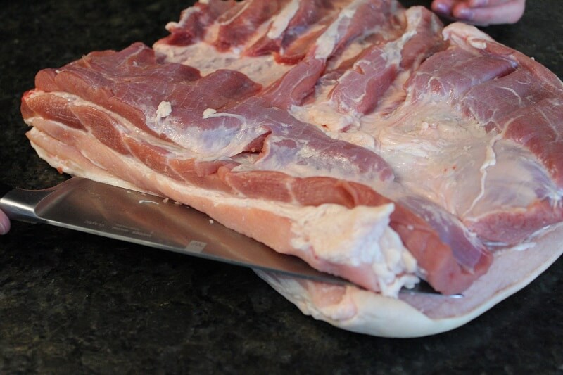 Schweinebauch f&uuml;r Rollbraten schneiden 