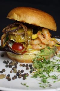 Surf & Turf Burger Rezept - die frau am grill