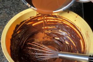 Zartbitterschoko Kokosfett Mischung nach und nach unter die Schokoladen-Ei-Masse