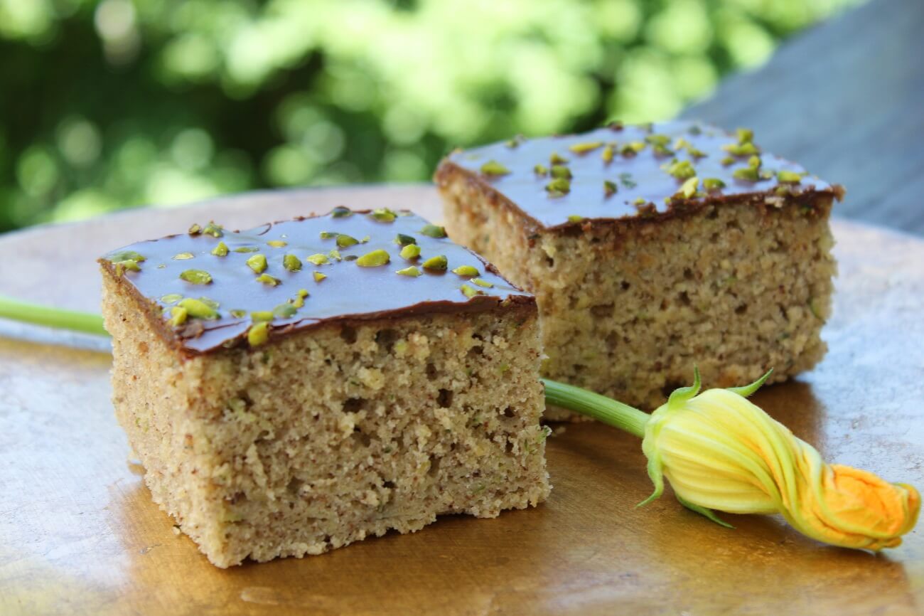 Zucchinikuchen | mit Schokoguss und Pistazientopping