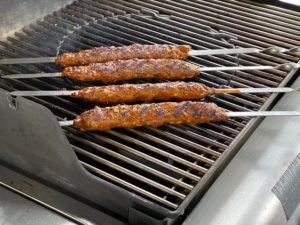 adana kebap spiesse liegen auf grillrost