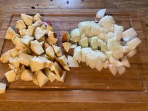 aepfel und zwiebeln geschaelt und klein gewuerfelt