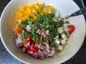 alle klein geschnittenen zutaten zum couscous in die schuessel geben