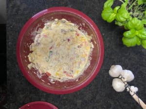 alle zutaten der schuettelpizza in einer schuessel vermischt