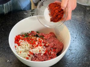alle zutaten fuer adana kebap kommen in eine schuessel