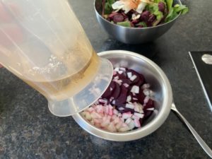 alle zutaten fuers rote beete salat dressing in einem gefaess