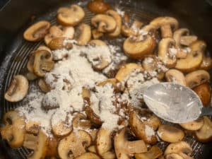 angebratene champignon scheiben mit mehl bestaeuben