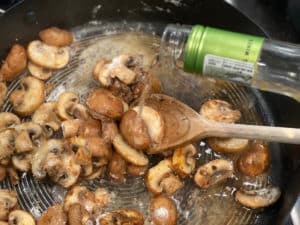 angebratene champignons mit weisswein abloeschen