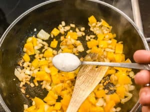 angebratene zwiebeln und paprika mit zucker karamelisieren