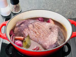 angebratenen sauerbraten mit beize abloeschen und gemuese dazu legen