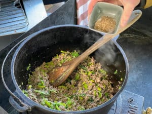angebratenes hackfleisch und lauch wuerzen