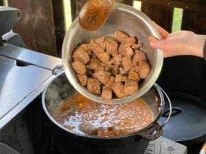 angebratenes rindfleisch zurueck in den gulaschtopf geben