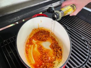 angeduenstete zwiebeln, knoblauch und tomatenmark mit weissem balsamico abloeschen