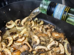 angeduenstetes gemuese fuers zuercher geschnetzelte mit weisswein abloeschen