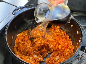 angeschroestete zwiebeln und knoblauch mit rotwein abloeschen
