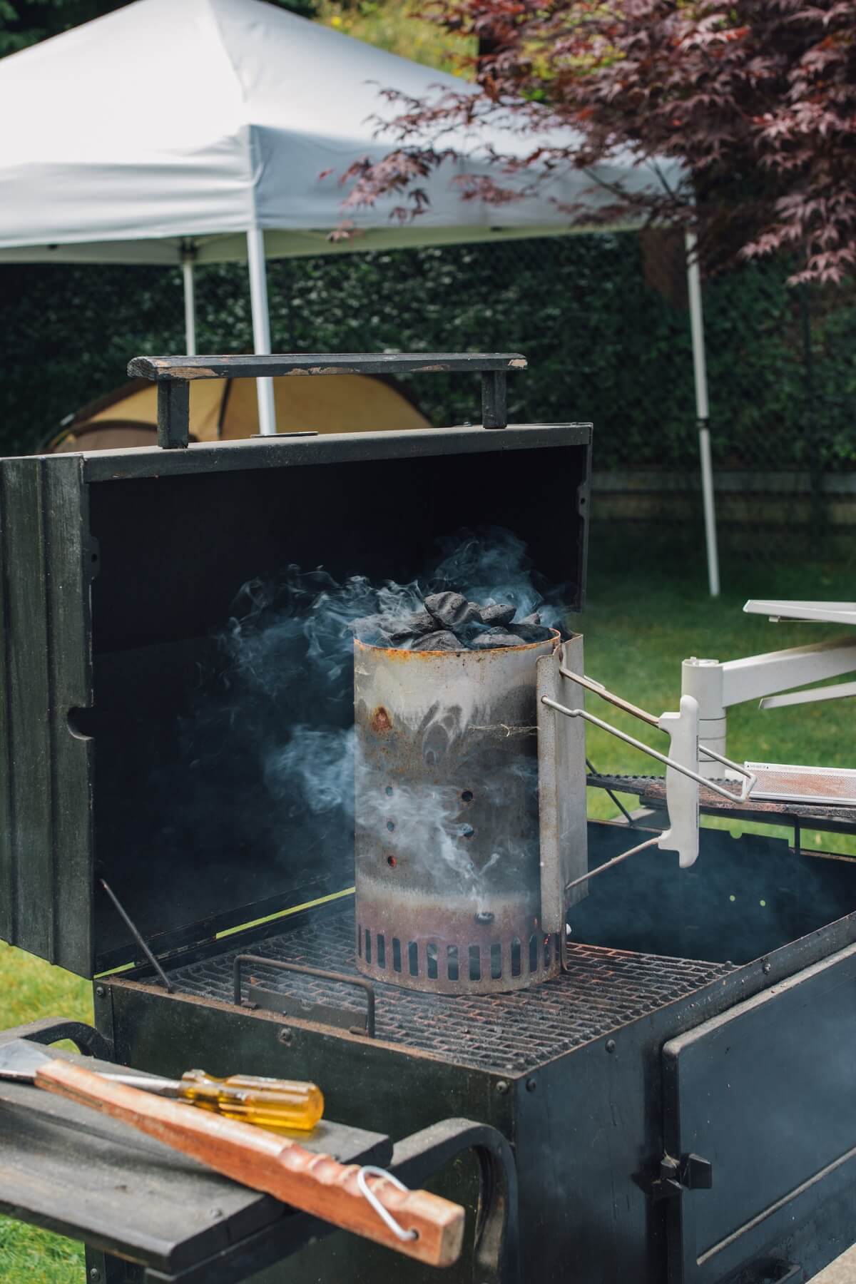anzuendkamin steht auf grill