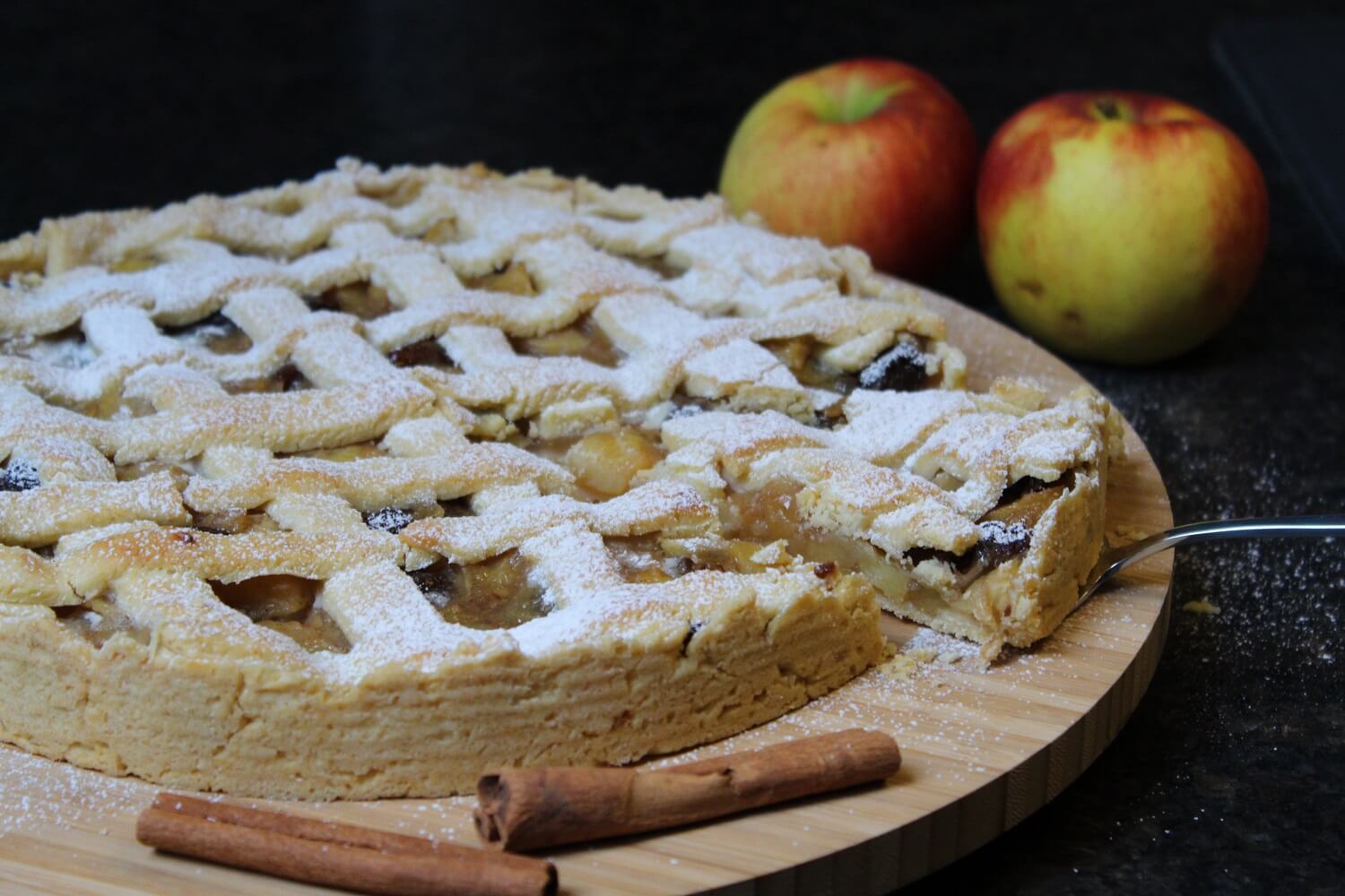 apfelkuchen mit gitter - die frau am grill