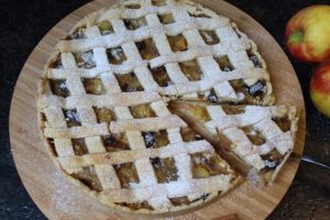 apfelkuchen mit gitter von oben - die frau am grill