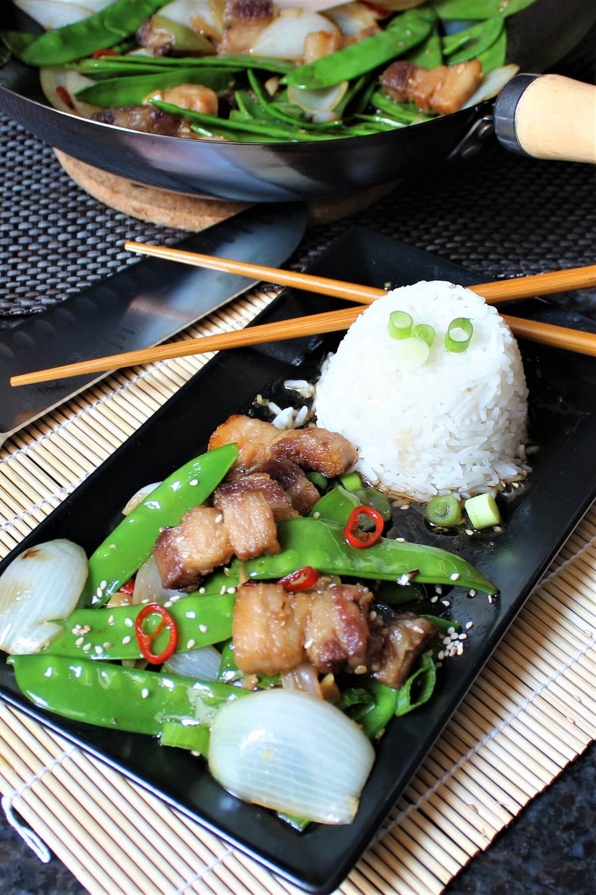 asiatischer schweinebauch aus dem wok - die frau am grill