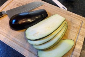 aubergine der laenge nach in einen halben zentimeter dicke scheiben schneiden