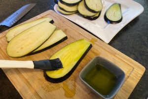 auberginen scheiben beidseitig mit olivenoel einstreichen