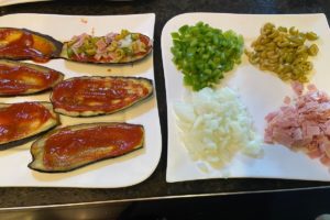 auberginen scheiben mit pizza belag belegen