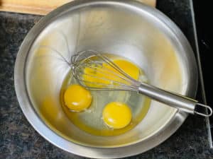 aufgeschlagene eier in schuessel