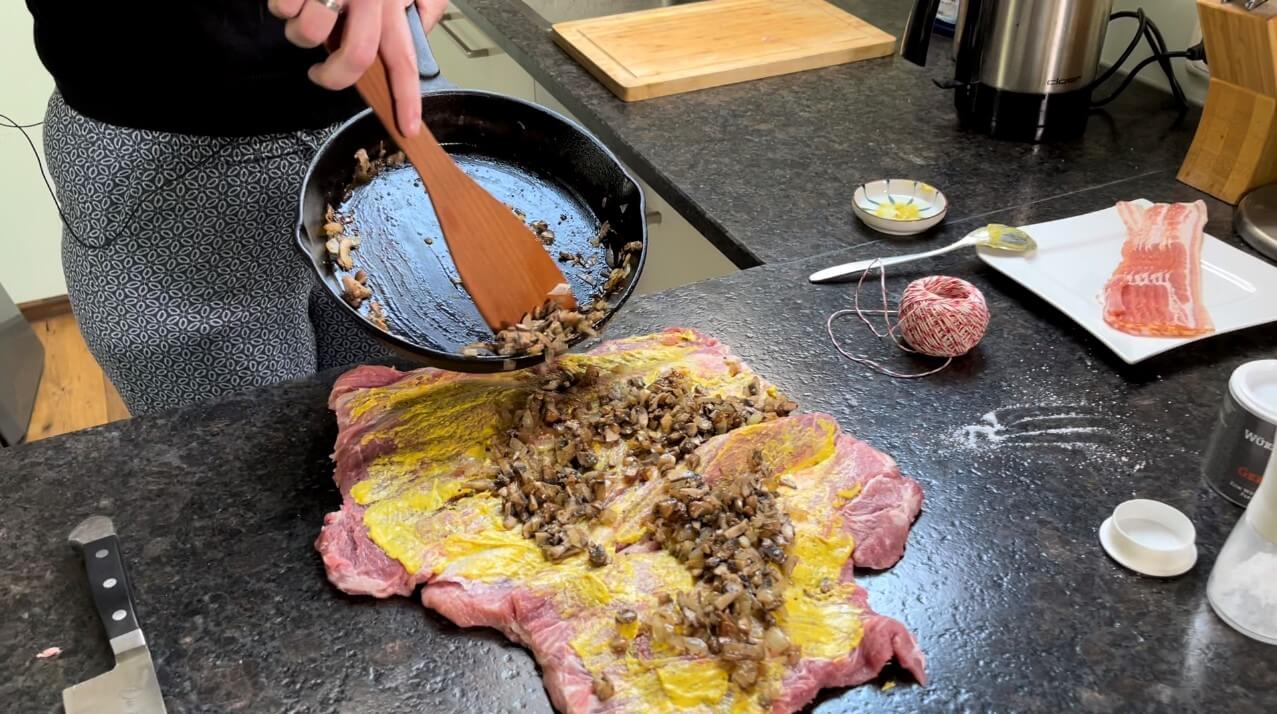 aufgeschnittenen spiessbraten mit senf einstreichen und mit der fuellung belegen