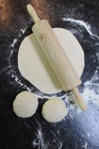 ausgerollter pizzateig - die frau am grill