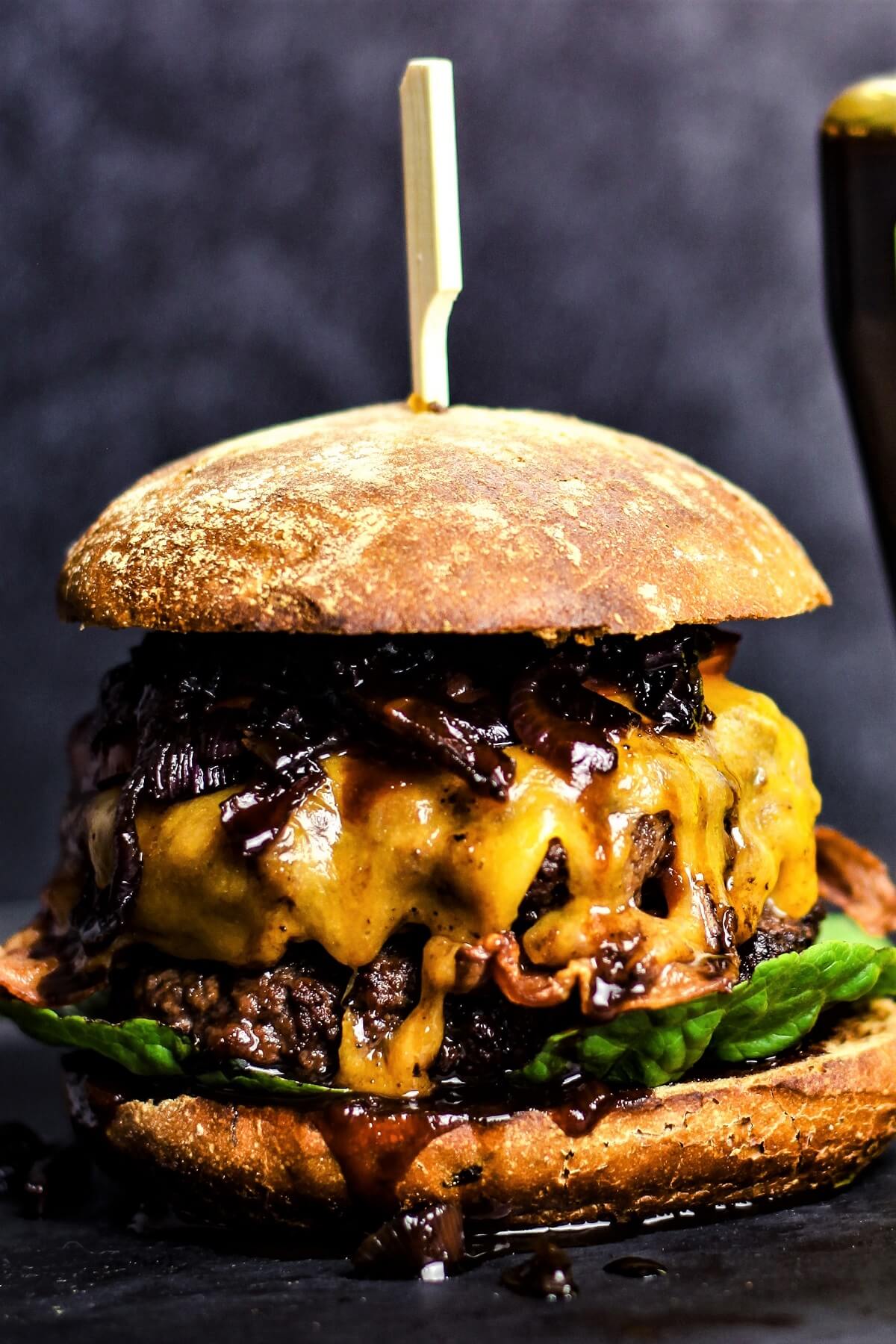 balsamico zwiebeln auf einem burger
