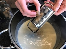 bechamelsosse fuer rosenkohl mit muskatnuss wuerzen - die frau am grill
