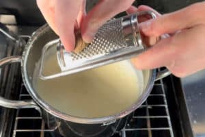 bechamelsosse mit muskatnuss wuerzen