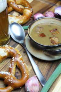 biersuppe mit bier und breze - die frau am grill