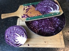 blaukraut fuer blaukrautsalat hobeln - die frau am grill